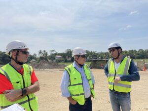 Marc Lacazedieu, the Managing Director of Menard Group, along with Cyril Plomteux, Deputy General Manager Europe, Latin America, South-East Asia and Export, undertook a visit to Menard's Indonesian office and to the Serang-Panimbang toll road project in Banten.