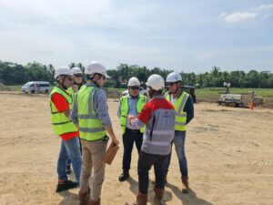 Marc Lacazedieu, the Managing Director of Menard Group, along with Cyril Plomteux, Deputy General Manager Europe, Latin America, South-East Asia and Export, undertook a visit to Menard's Indonesian office and to the Serang-Panimbang toll road project in Banten.